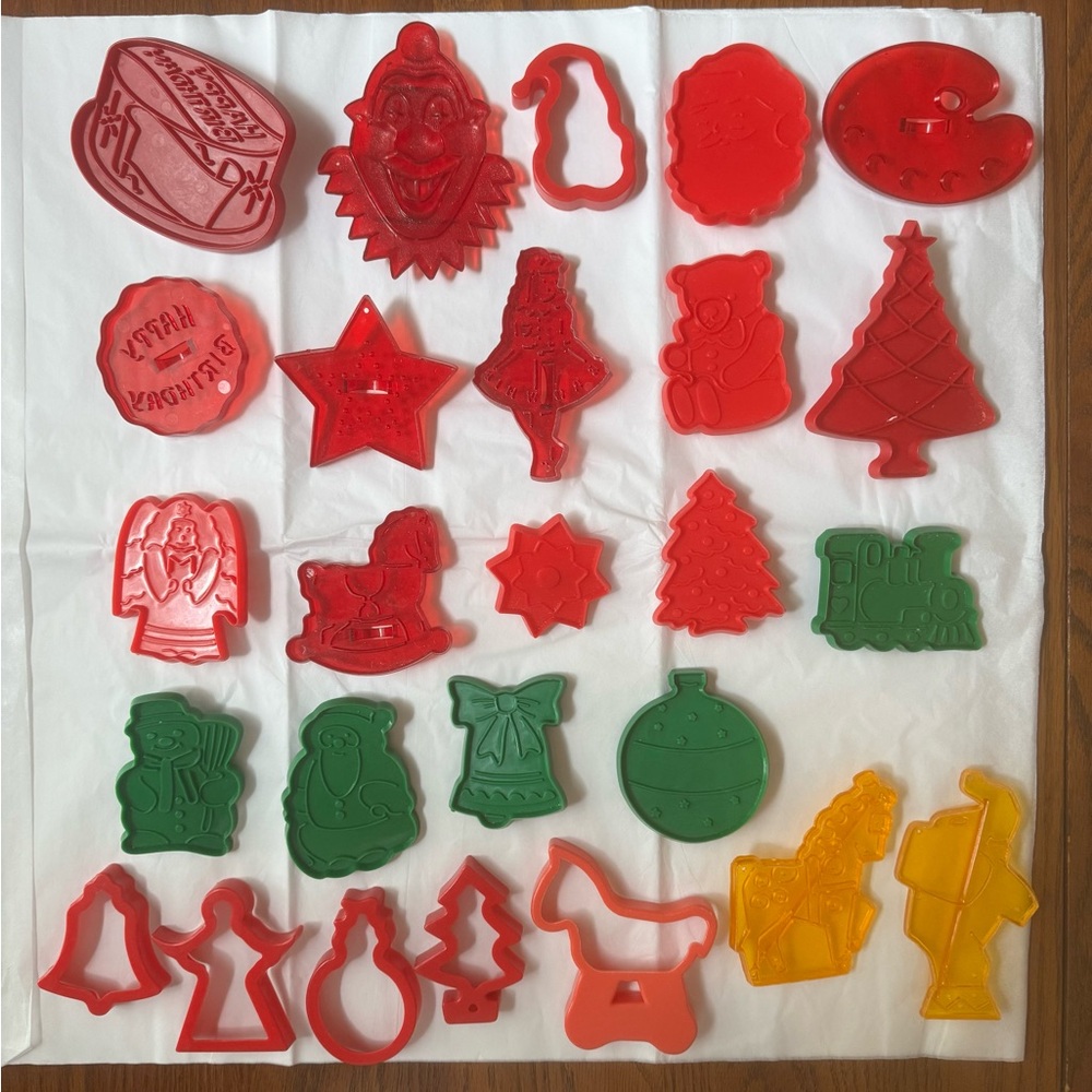 Cookie Cutters Vintage Kitchy - 26 in all